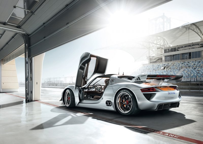 Porsche priprema superautomobil s osmerocilindričnim bokserom!