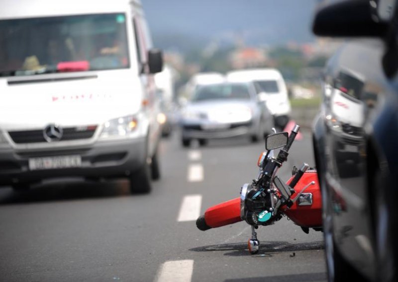 Vozio Mercedes u suprotnom smjeru i teško ozlijedio motocikliste