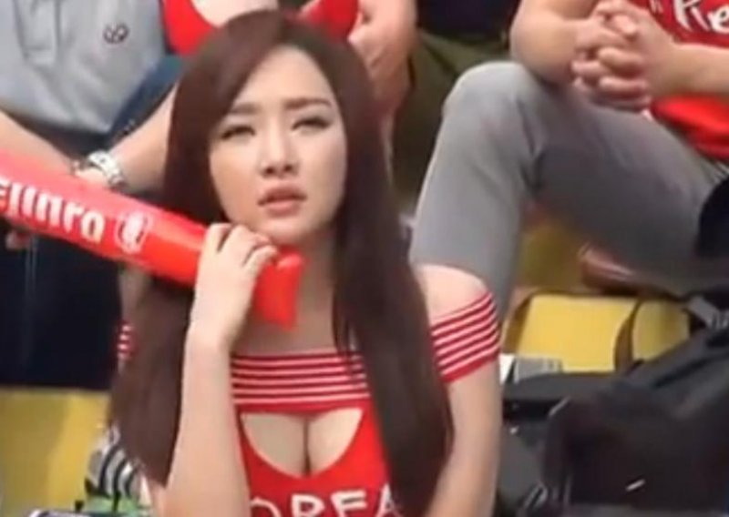 Koreanka s atraktivnim dekolteom hit među navijačima