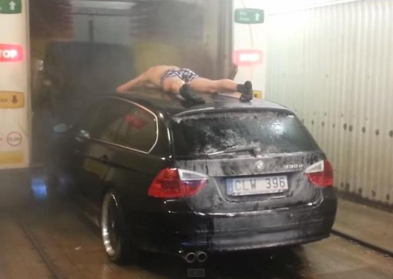 Ludi Šved oprao se s autom