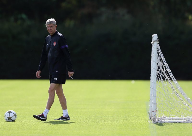 Wenger i sa 64 godine izvodi nogometne majstorije!