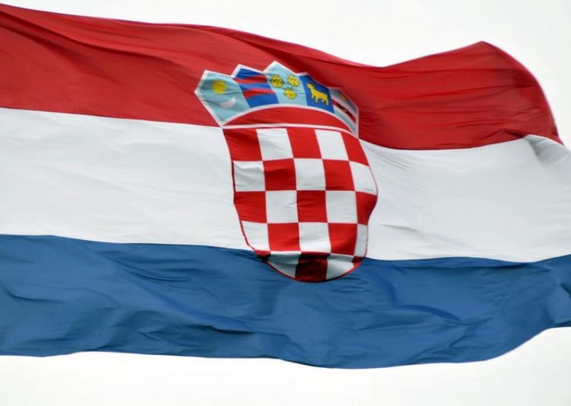 Sa zgrade u Vojniću skinuta i uništena hrvatska zastava