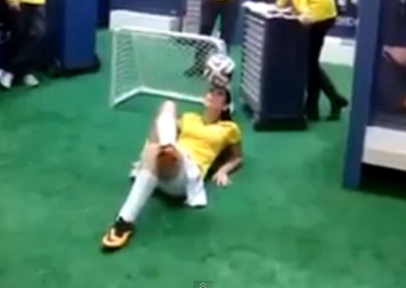 Lijepa Brazilka u suknjici rastura s nogometnom loptom