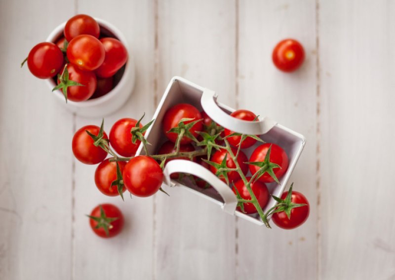 Kako odjednom razrezati pun tanjur malih rajčica