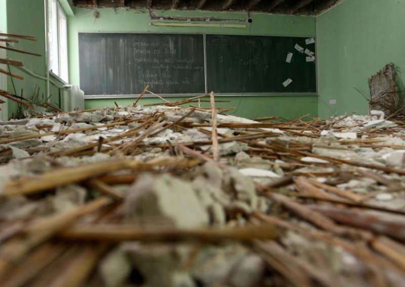 Srušio se strop u netom obnovljenoj učionici