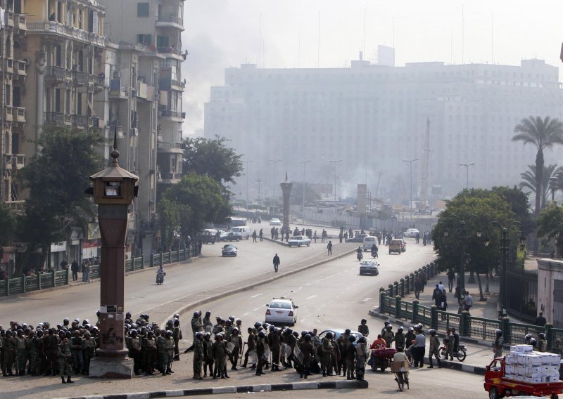 Egipatska vojska nasrnula na prosvjednike na Tahriru