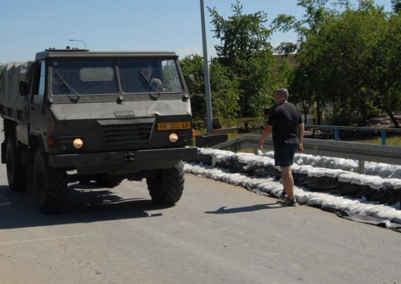 Jakovina traži istragu, a Gabrić hapšenje 200 ljudi u Hrvatskim vodama