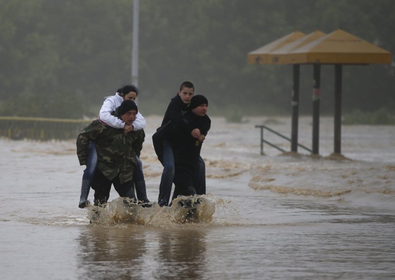 Građani bolje branili Srbiju od poplava od Vučićeve vlade