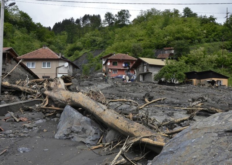 Milijun ljudi pogođeno poplavama, oštećeno i srušeno 100.000 kuća