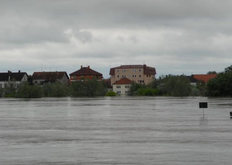 Sava kod Broda opada, Gunja poplavljena
