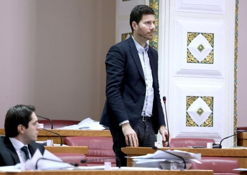 Pernar četiri minute šutio za mlade, Culej mu pustio himnu