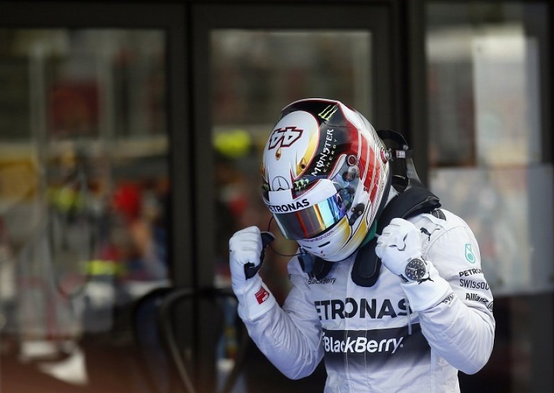 Hamiltonu četvrti 'pole-position' sezone, Mercedes nezadrživ