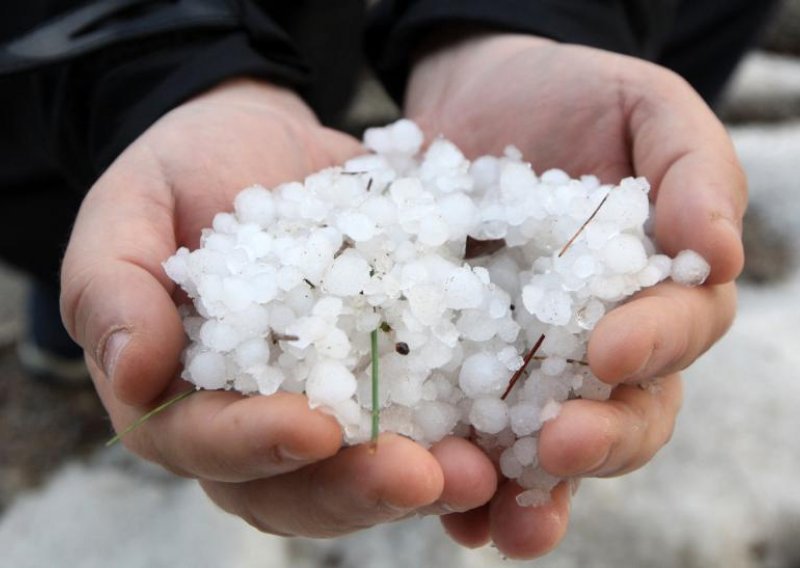 Nevrijeme s tučom pogodilo sjever Zagreba i sjeverozapadnu Istru!