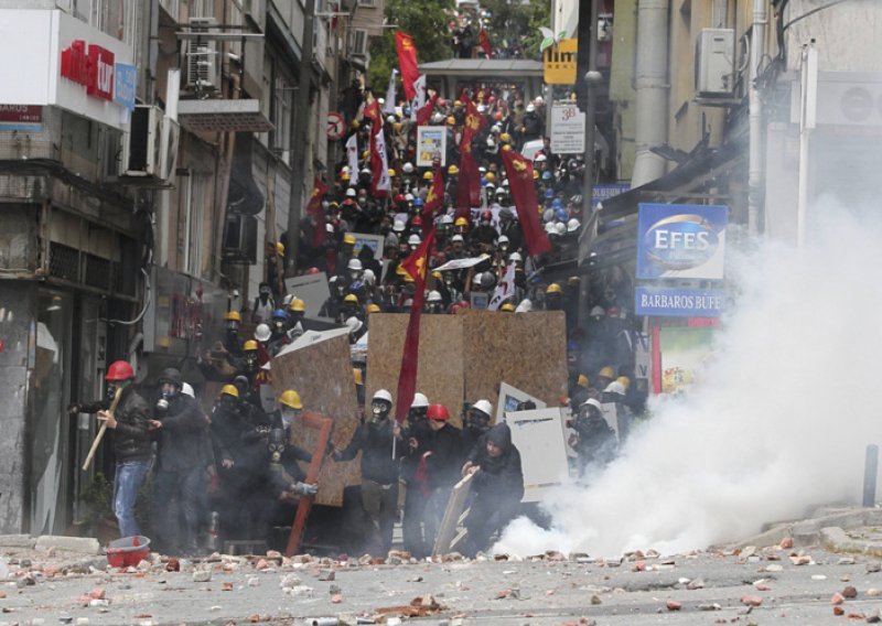 Praznik rada: Diljem svijeta prosvjedi, sukobi, uhićenja
