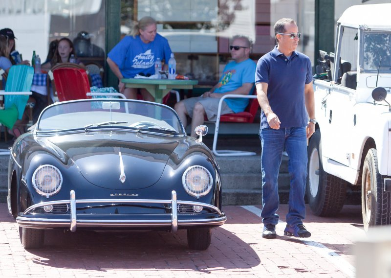Mr. Bean vozi Aston Martin, a Seinfeld Porsche iz 1959.