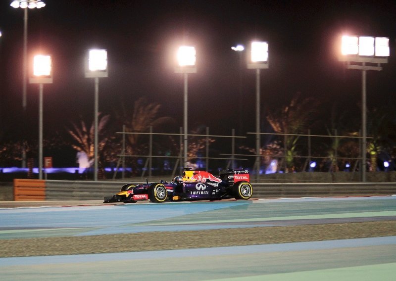 Ovako izgleda jurnjava F1 bolida pustinjskom noći!