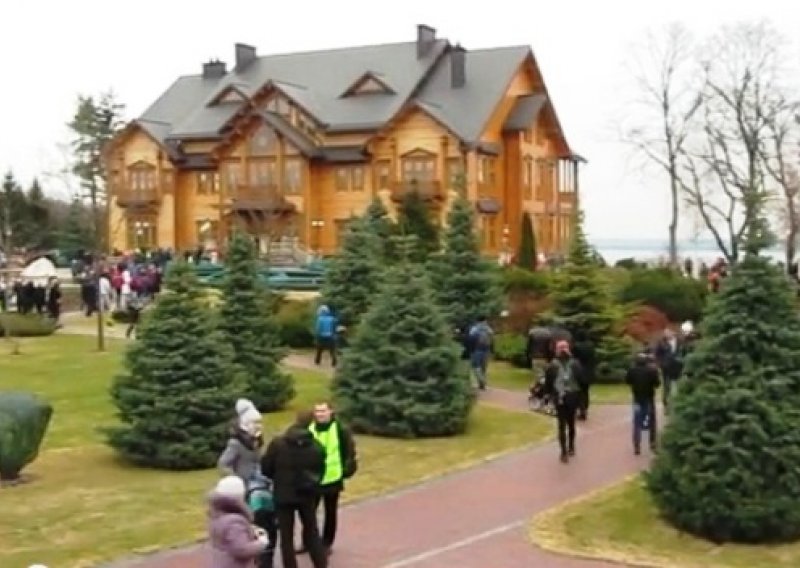 Tisuće Ukrajinaca obilaze Janukovičevu rezidenciju