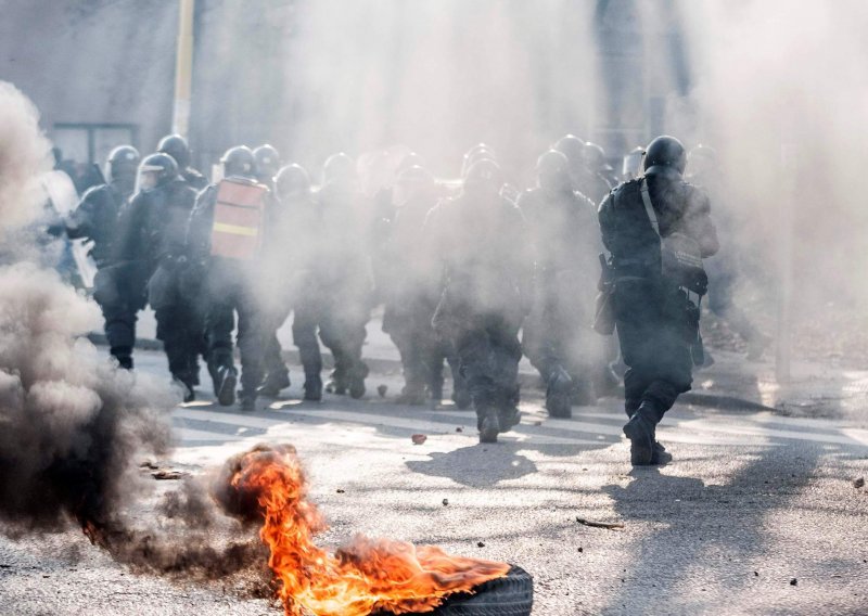 Hrvatski prosvjednici iz solidarnosti zapalili ambasadu BiH u Zagrebu