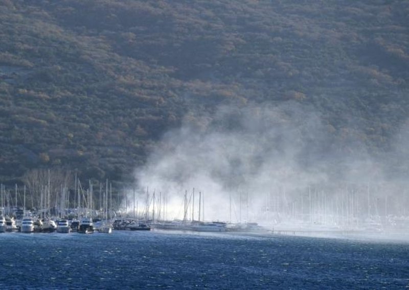 Spašeni brodolomci s opožarene jedrilice