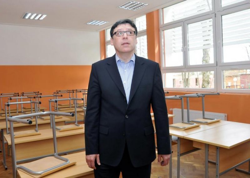 Nastavnici užasnuti: Jovanović ne zna da radimo i za praznike