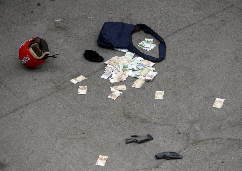Ukradeni novac bacali po cesti