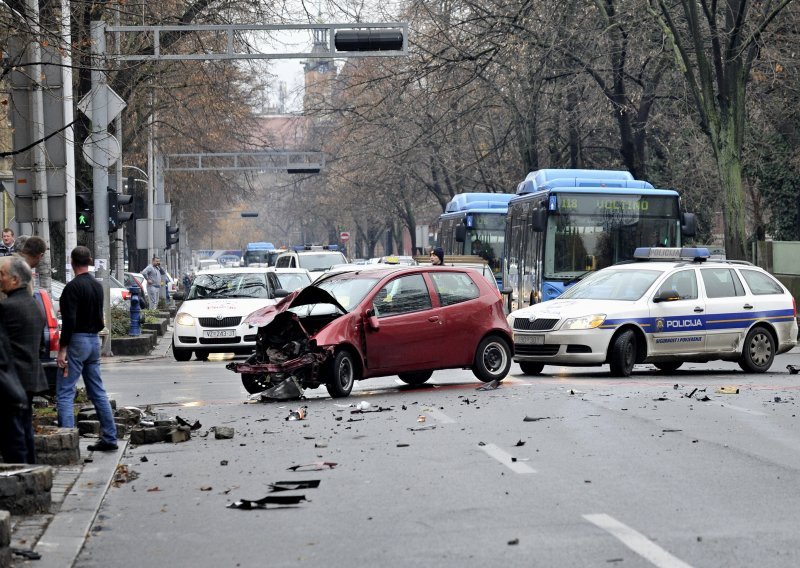 Jedna osoba ozlijeđena u sudaru, oštećeni parkirani automobili