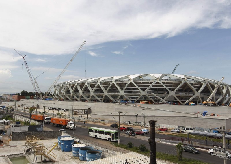 Na najskupljem stadionu prokišnjava krov
