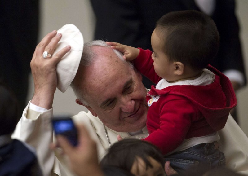 Papa Franjo proslavio 77. rođendan s beskućnicima