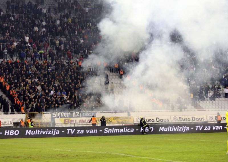 Bebek zbog baklji i 'Ajmo, ustaše' dvaput prekidao derbi