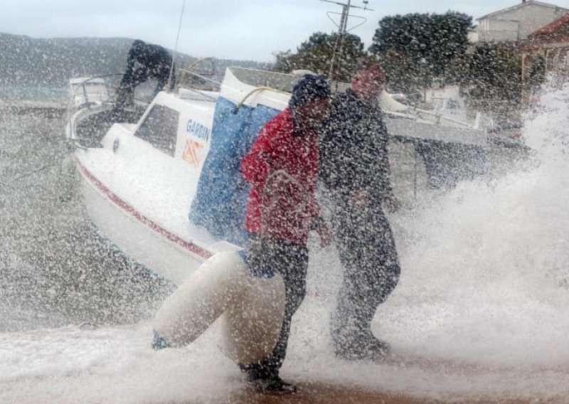 Nevrijeme iznenadilo nautičare, spašeno više od 10 osoba