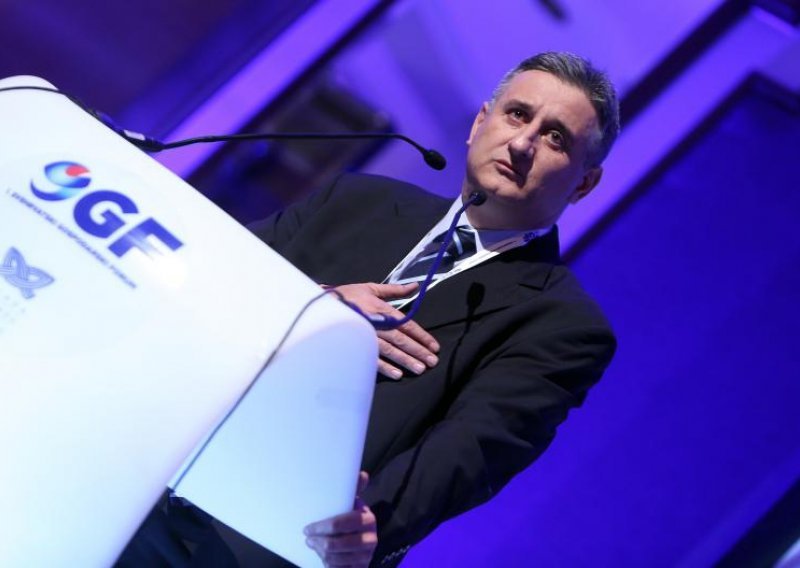 'Kod vladajućih sve pršti od nekakve narcisoidnosti'