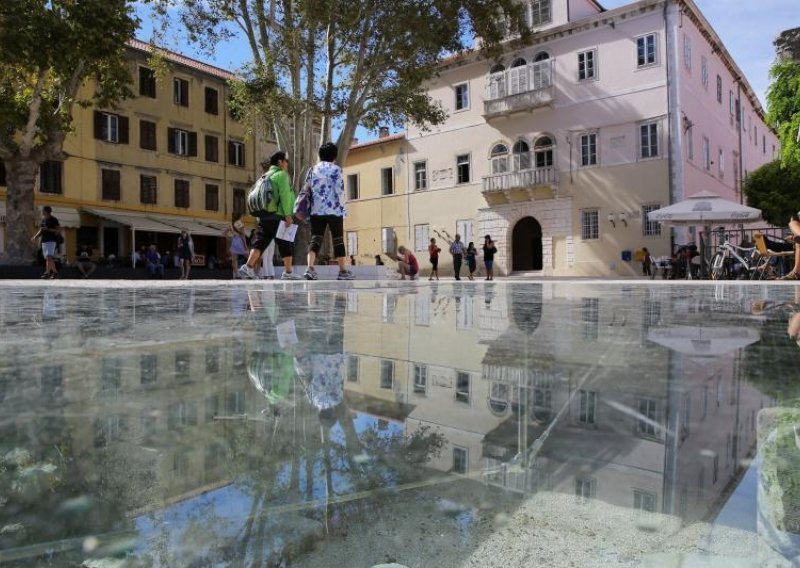 Glad ga natjerala na oskvrnuće spomenika