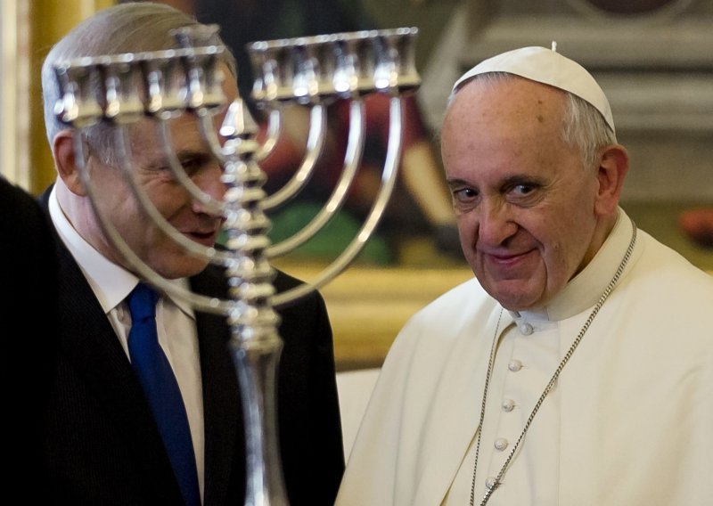 Netanyahu Papi poklonio knjigu o inkviziciji