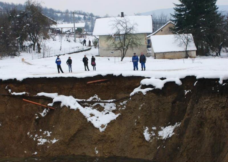 Rupa koja je progutala jezero se i dalje širi