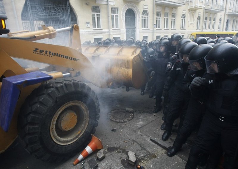 Prosvjednici u Kijevu zauzeli gradski parlament