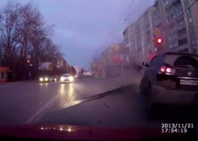 Cesta doslovce eruptirala pred ruskim vozačima