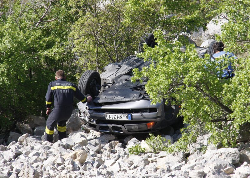 Muškarac poginuo u slijetanju s ceste