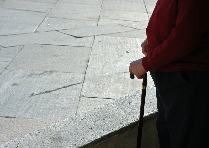 Starac (91) štapom izudarao 87-godišnjaka