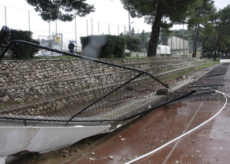 Poplavljen dio rive u Šibeniku, u Makarskoj odroni