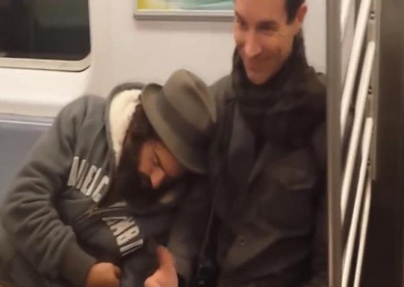 Biste li dopustili strancu da spava na vama u tramvaju?