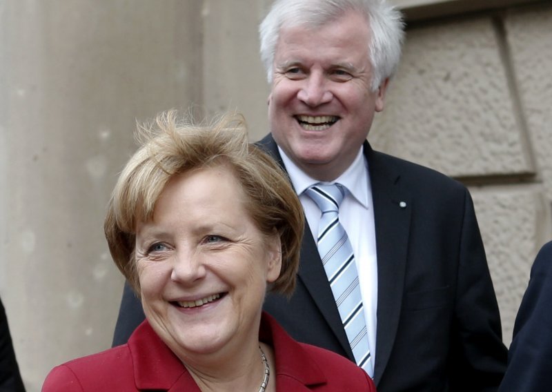 Šef bavarskih konzervativaca pružio ruku spasa kancelarki Merkel