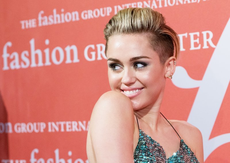 Miley nude milijune za reklamu na Super Bowlu!