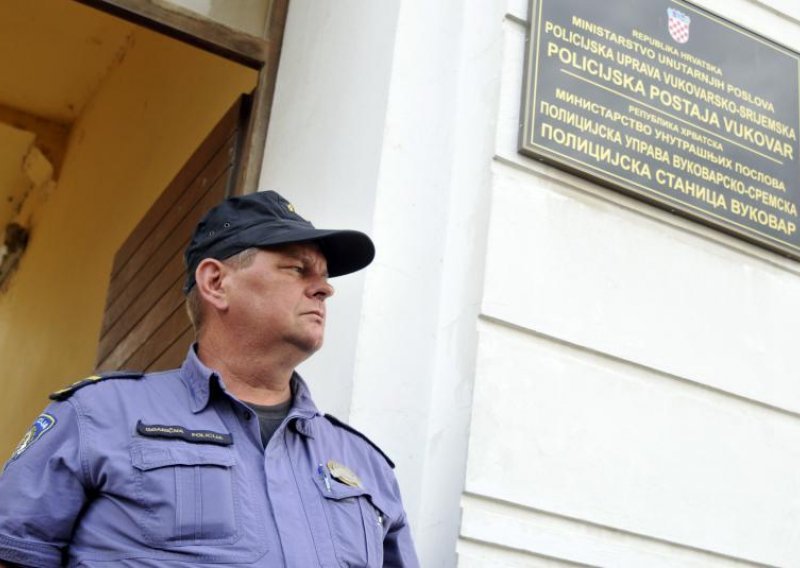 U Vukovar uz policijsku pratnju dopremljene nove dvojezične ploče