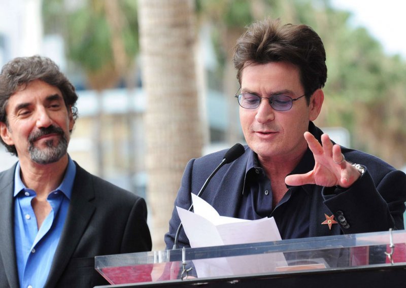 Charlie Sheen javno se ispričao Chucku Lorreu