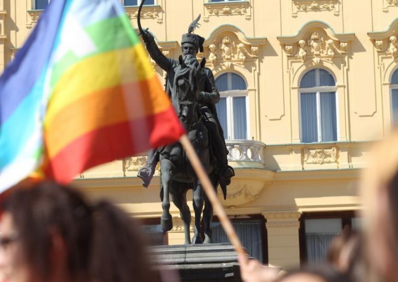 AP: Hrvati odlučuju o legalizaciji gay brakova