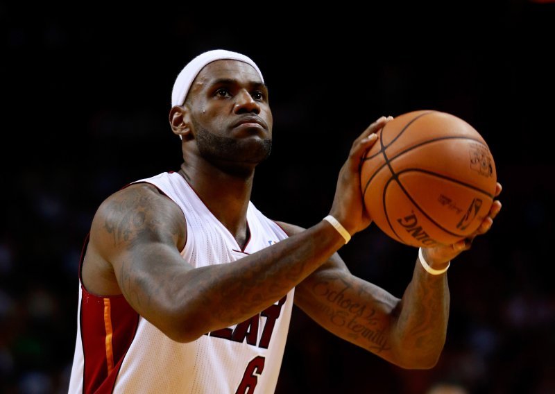 LeBron James 500. utakmicu zaredom ubacio preko 10 poena!