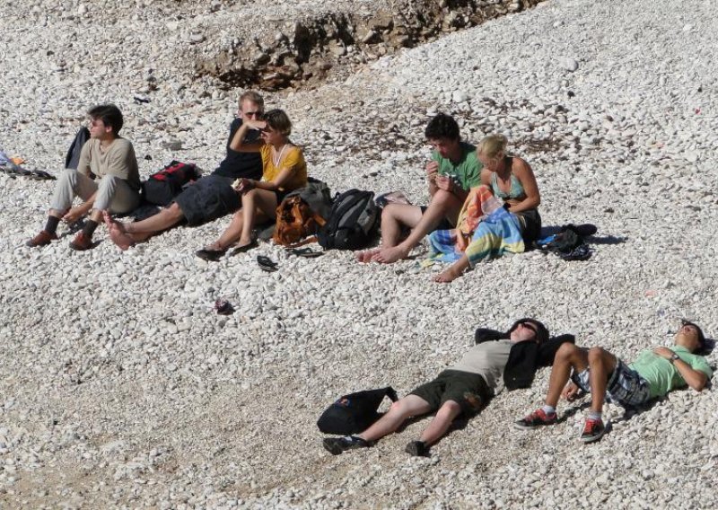 Britanac na plaži kamenjem gađao kupače i redara