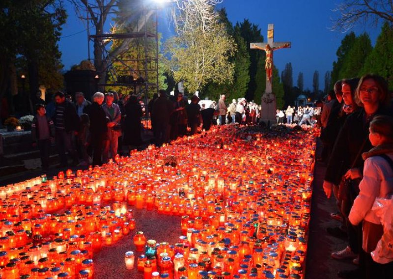Tisuće lampiona i svijeća obasjalo je groblja