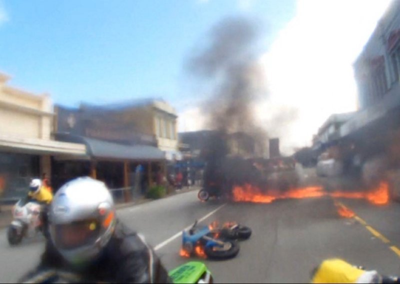 Sudar na moto utrci umalo izazvao požar u gradu!