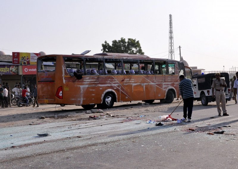 Indija: 44 osobe poginule u nesreći autobusa